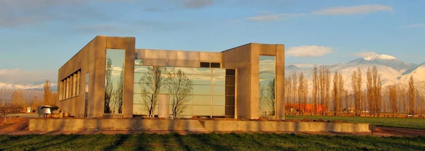 Culto y Arquitectura: Viña Cobos y Renacer en Perdriel
